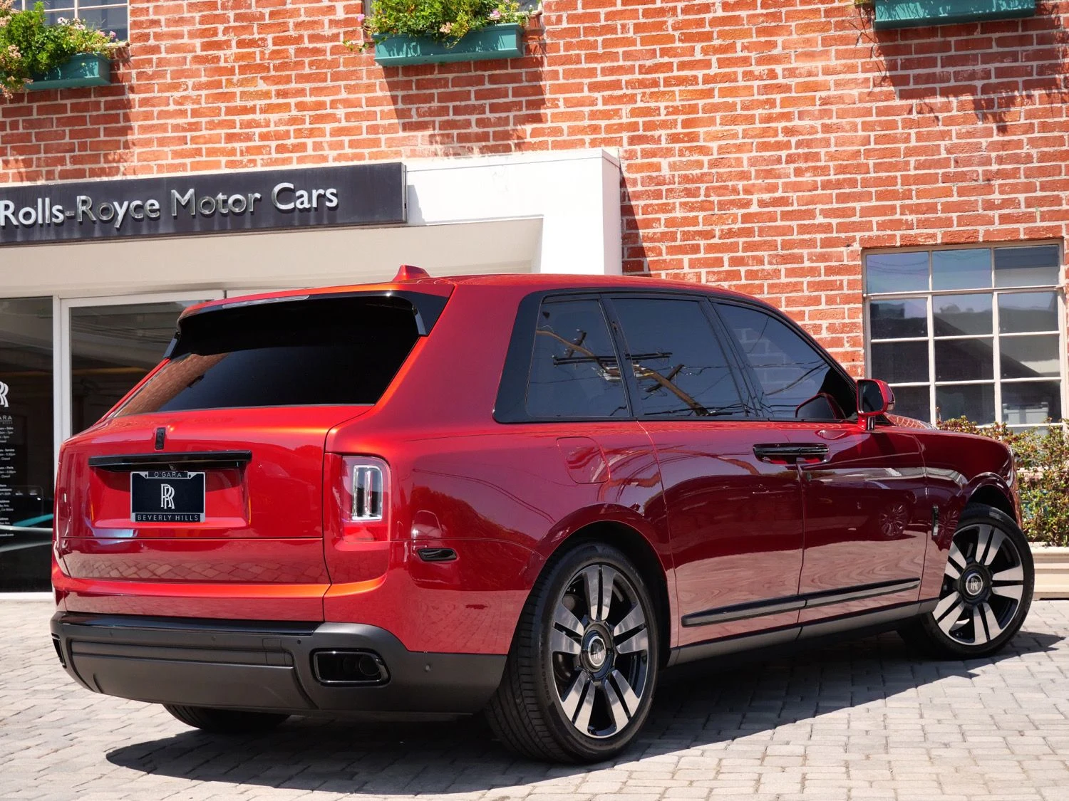 2023 Rolls-Royce Cullinan, rear three-quarter view, Red