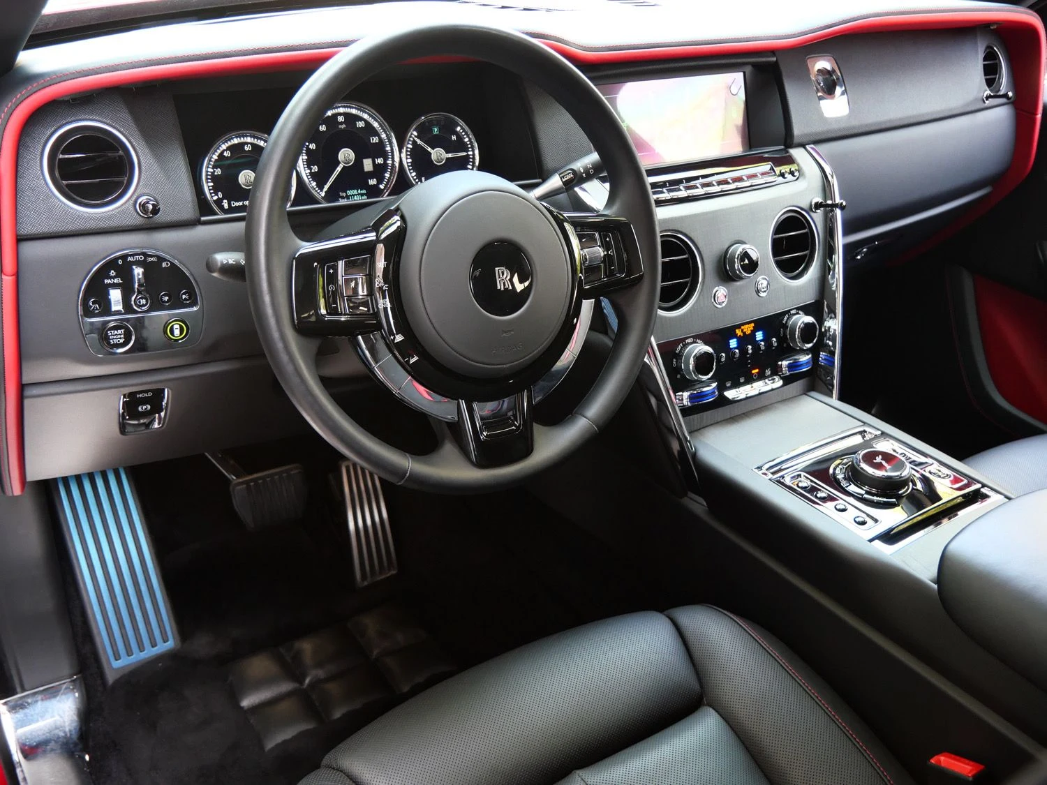 2023 Rolls-Royce Cullinan interior, dashboard, Black