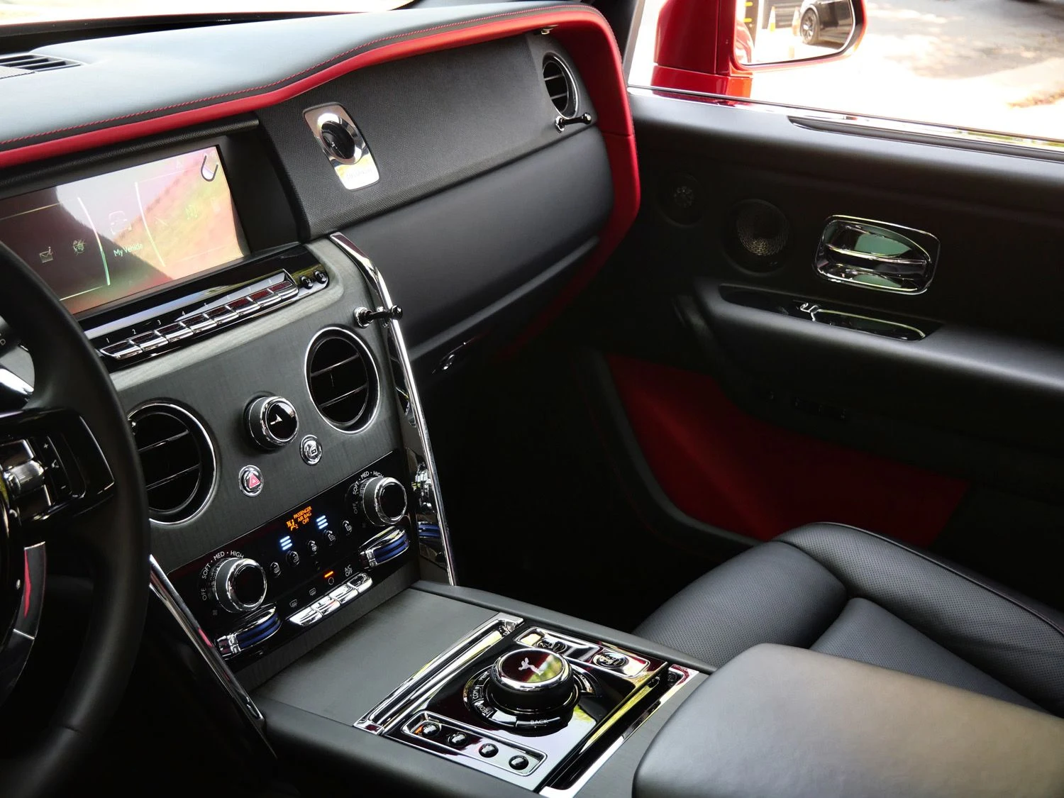 2023 Rolls-Royce Cullinan interior, dashboard, Black