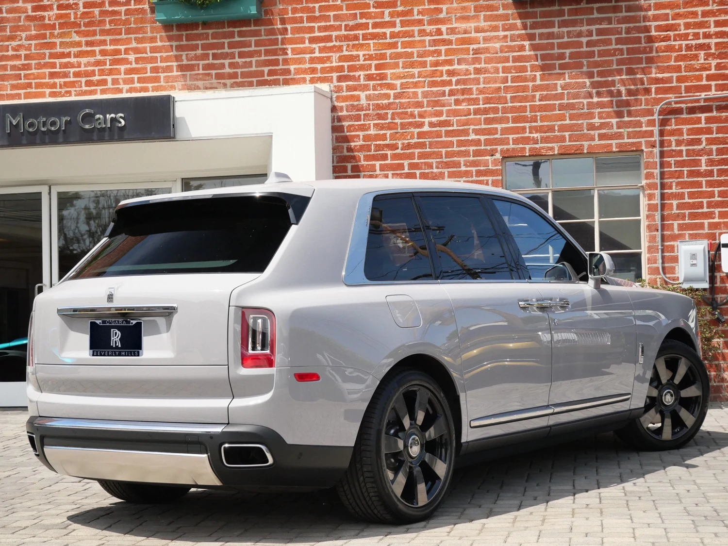 2024 Rolls-Royce Cullinan, rear three-quarter view, Grey