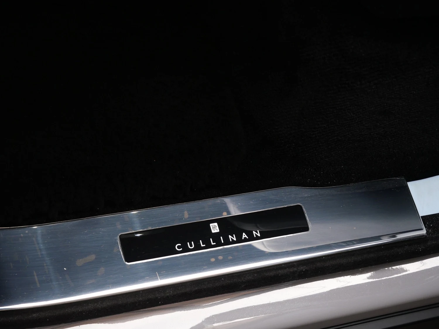 2024 Rolls-Royce Cullinan interior, door sill, Charles Blue