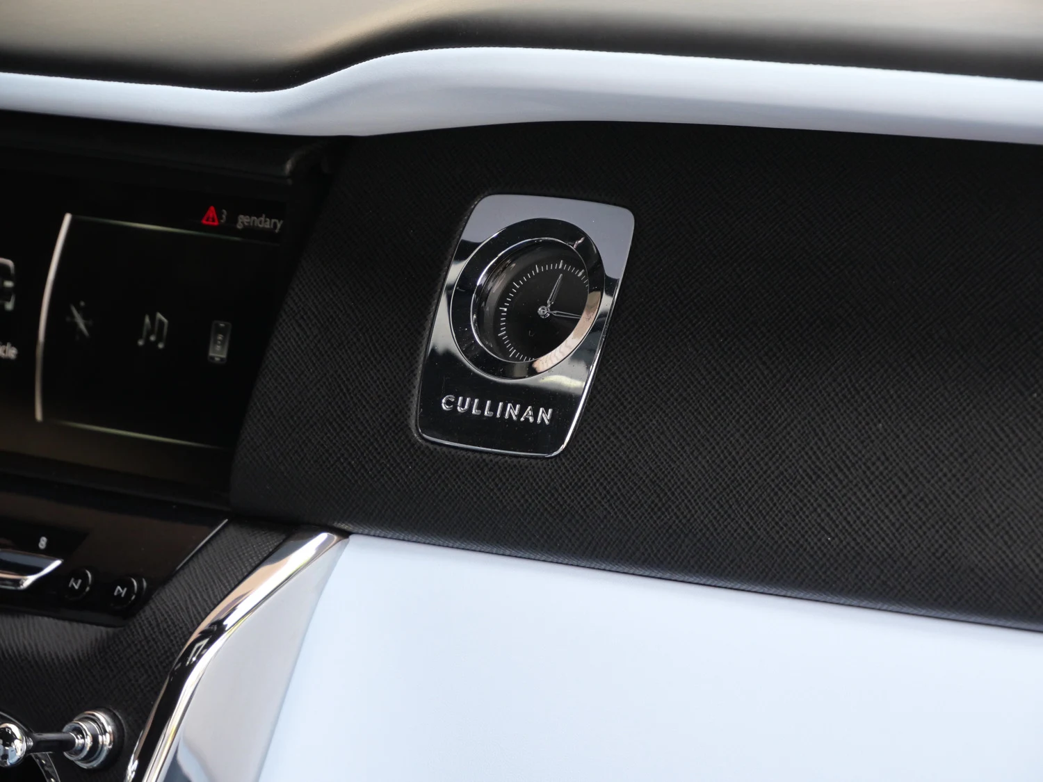 2024 Rolls-Royce Cullinan interior, center console, Charles Blue