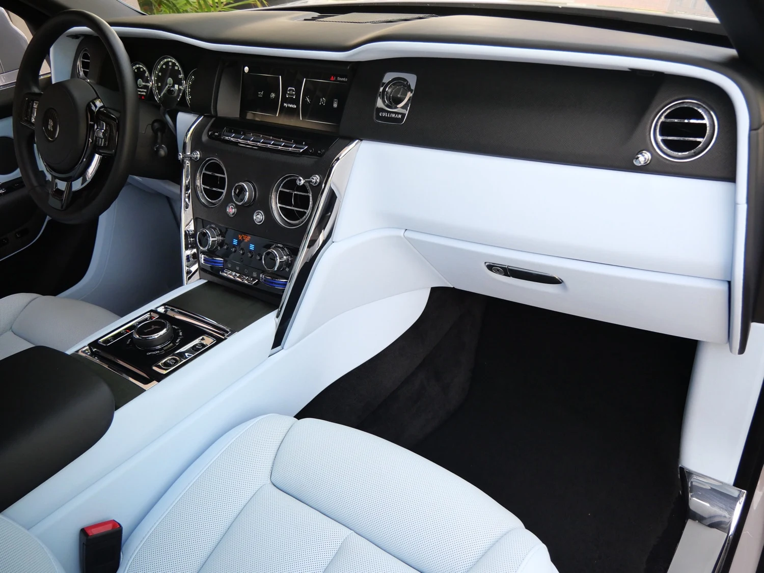 2024 Rolls-Royce Cullinan interior, Charles Blue
