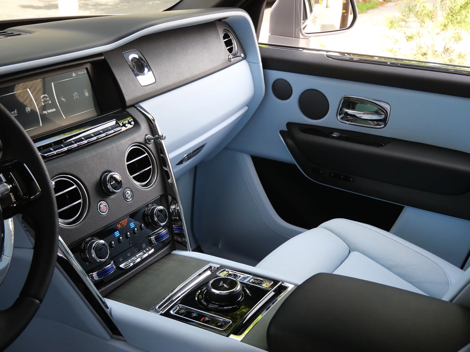 2024 Rolls-Royce Cullinan interior, dashboard, Charles Blue