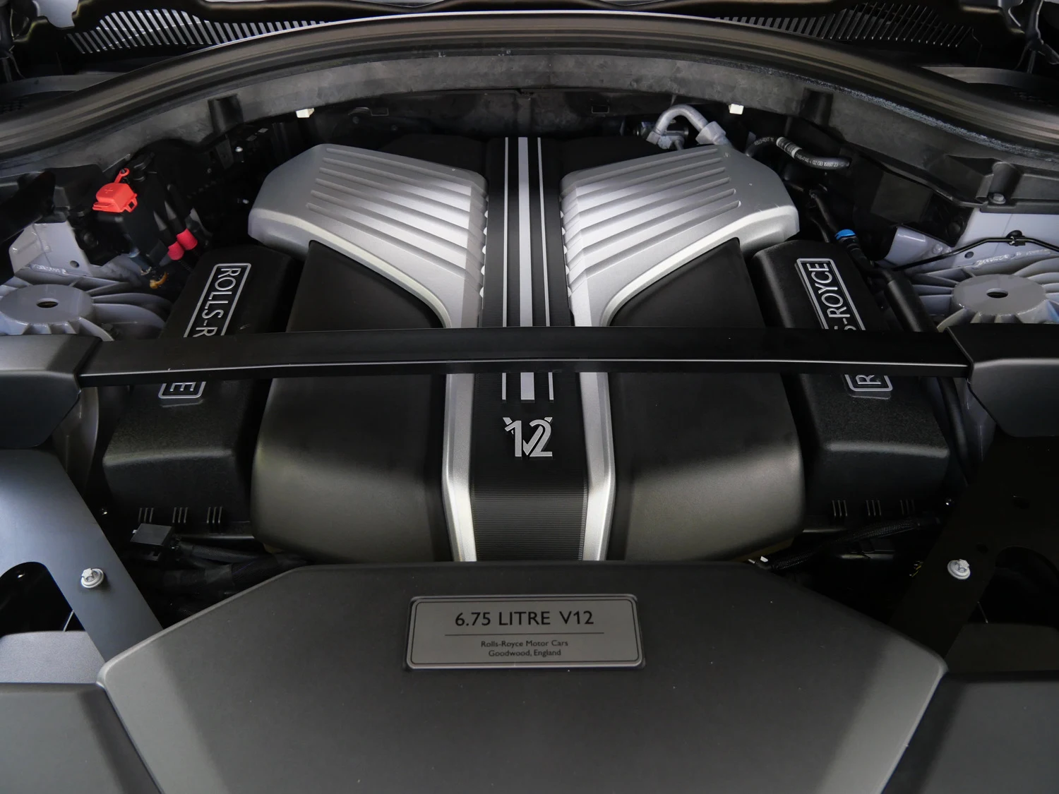 2024 Rolls-Royce Cullinan engine