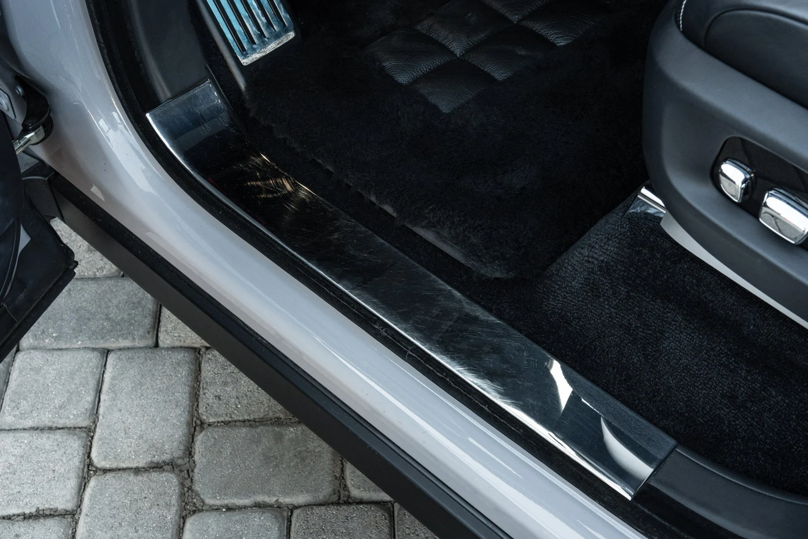 2024 Rolls-Royce Cullinan interior, door sill, Black