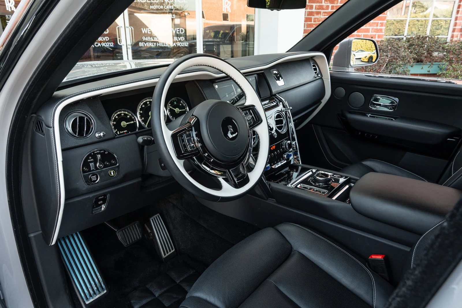 2024 Rolls-Royce Cullinan interior, Black