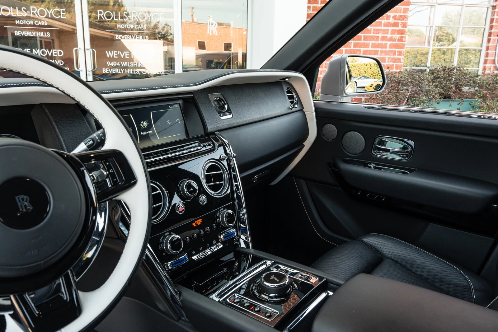 2024 Rolls-Royce Cullinan interior, dashboard, Black