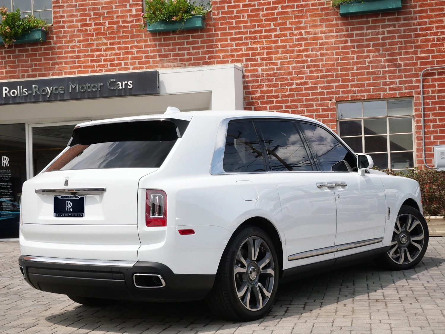 2024 Rolls-Royce Cullinan, rear three-quarter view, White