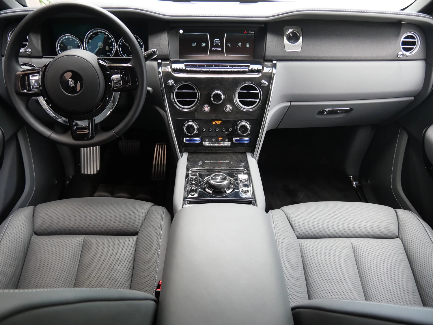 2024 Rolls-Royce Cullinan interior, Scivaro Gray
