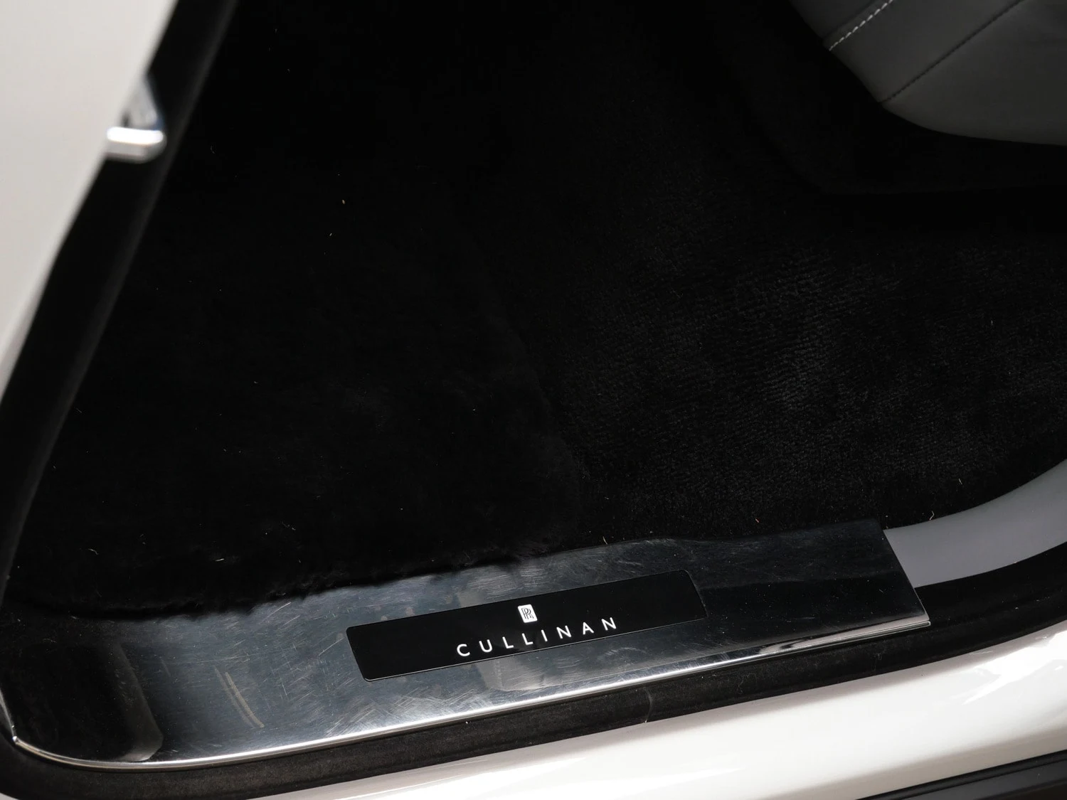 2024 Rolls-Royce Cullinan interior, door sill, Scivaro Gray
