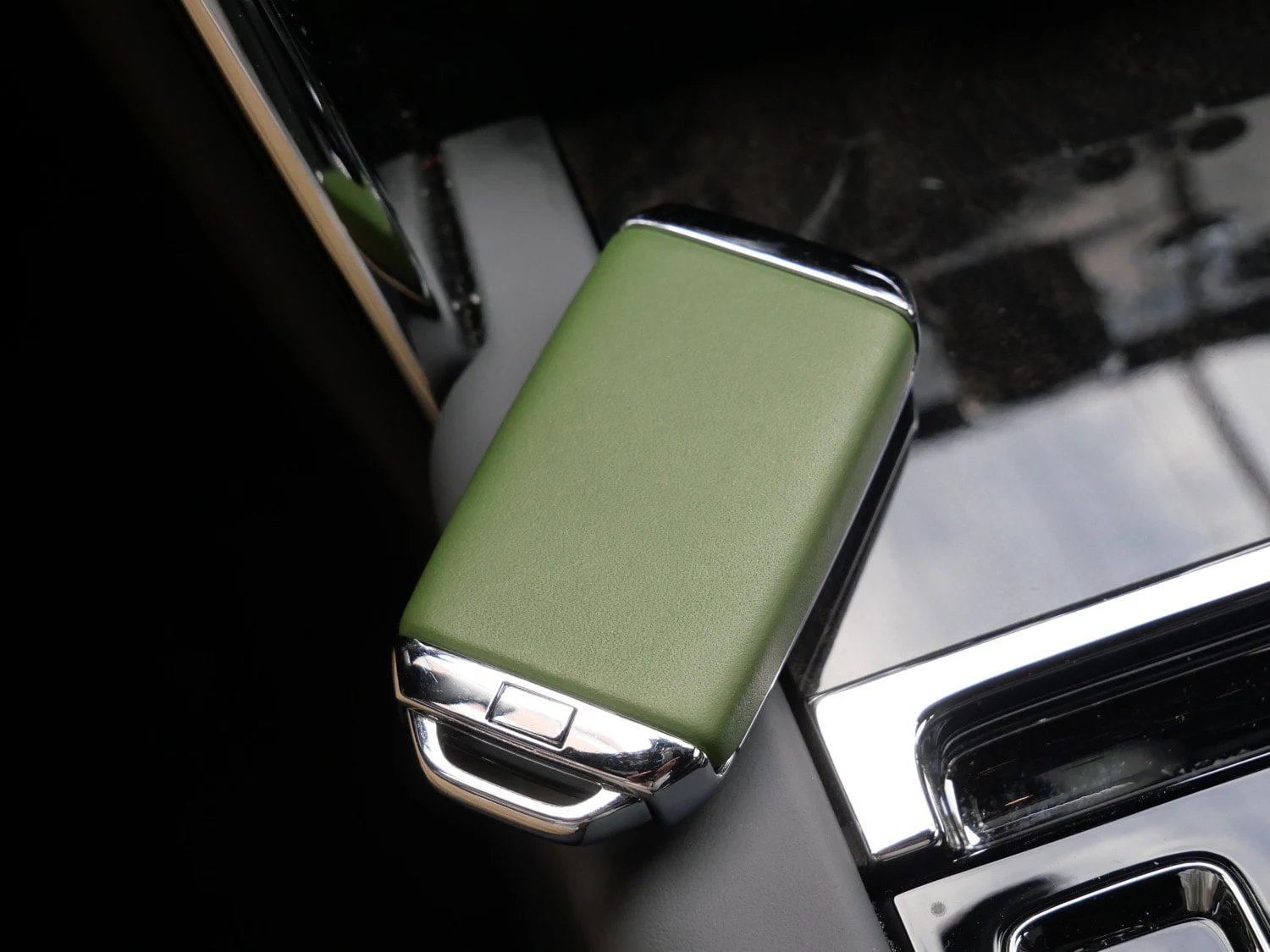 2024 Rolls-Royce Cullinan interior, door panel, Scivaro Gray