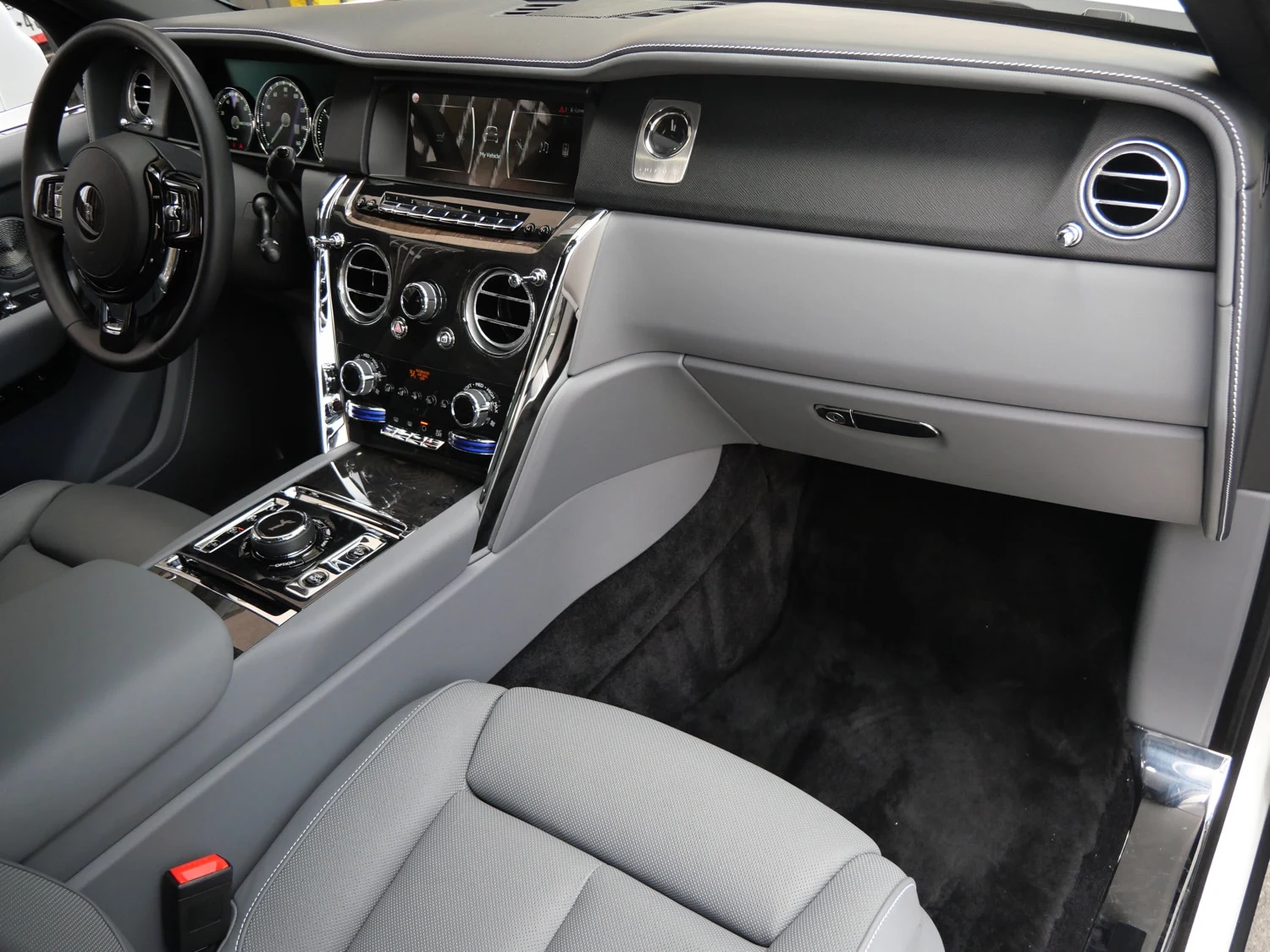 2024 Rolls-Royce Cullinan interior, Scivaro Gray