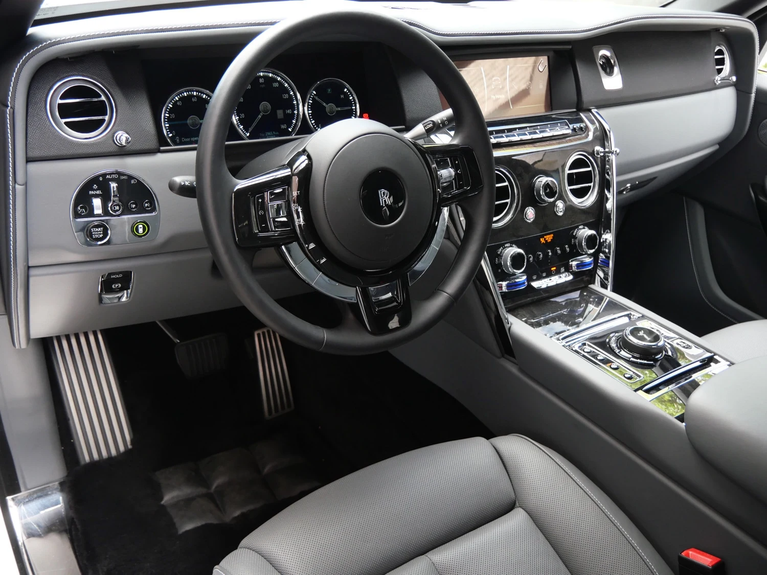 2024 Rolls-Royce Cullinan interior, Scivaro Gray