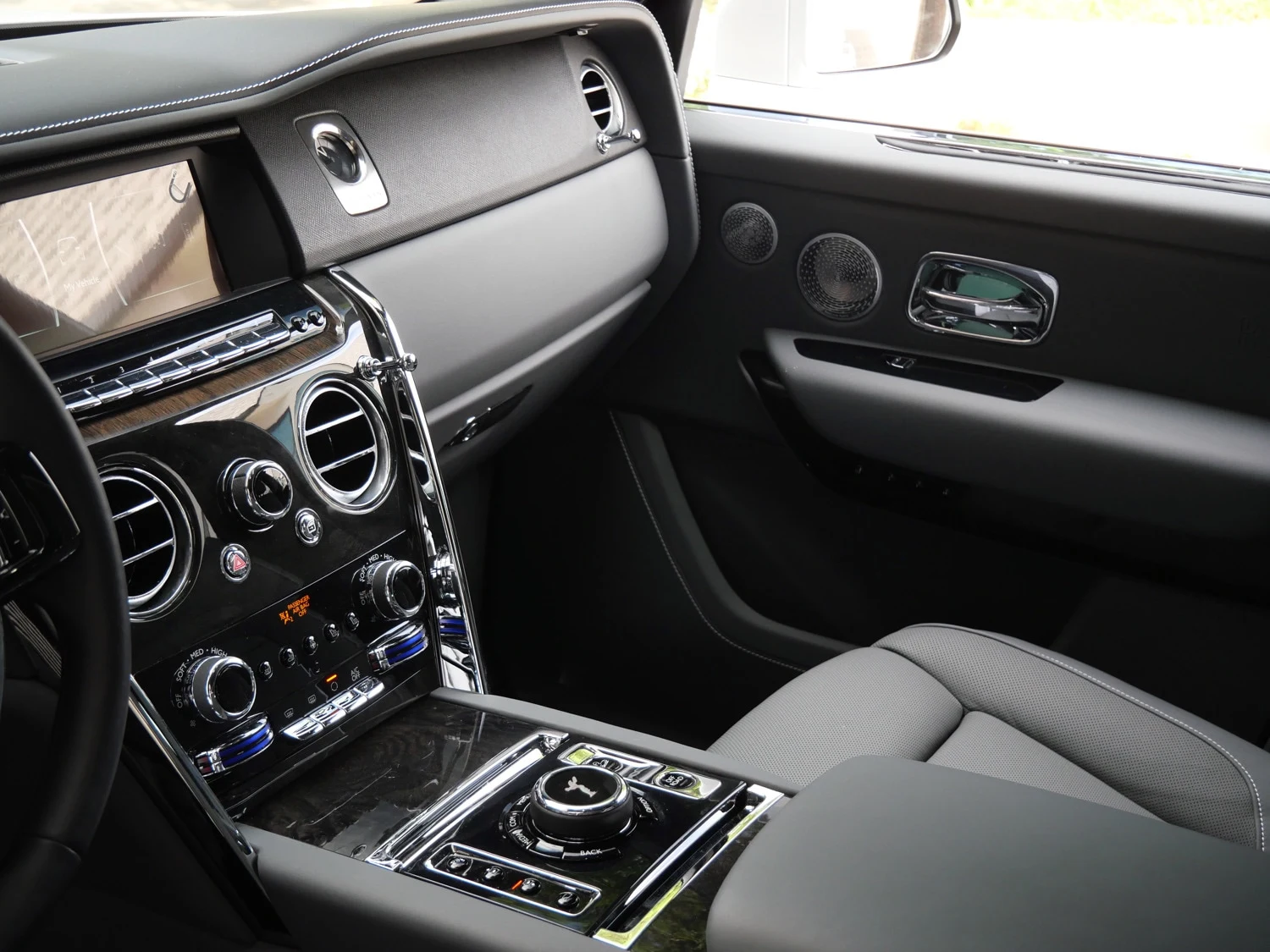2024 Rolls-Royce Cullinan interior, Scivaro Gray