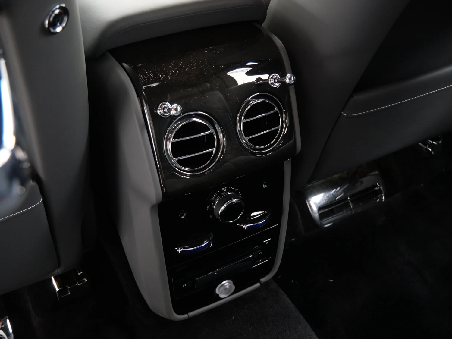2024 Rolls-Royce Cullinan interior, Scivaro Gray