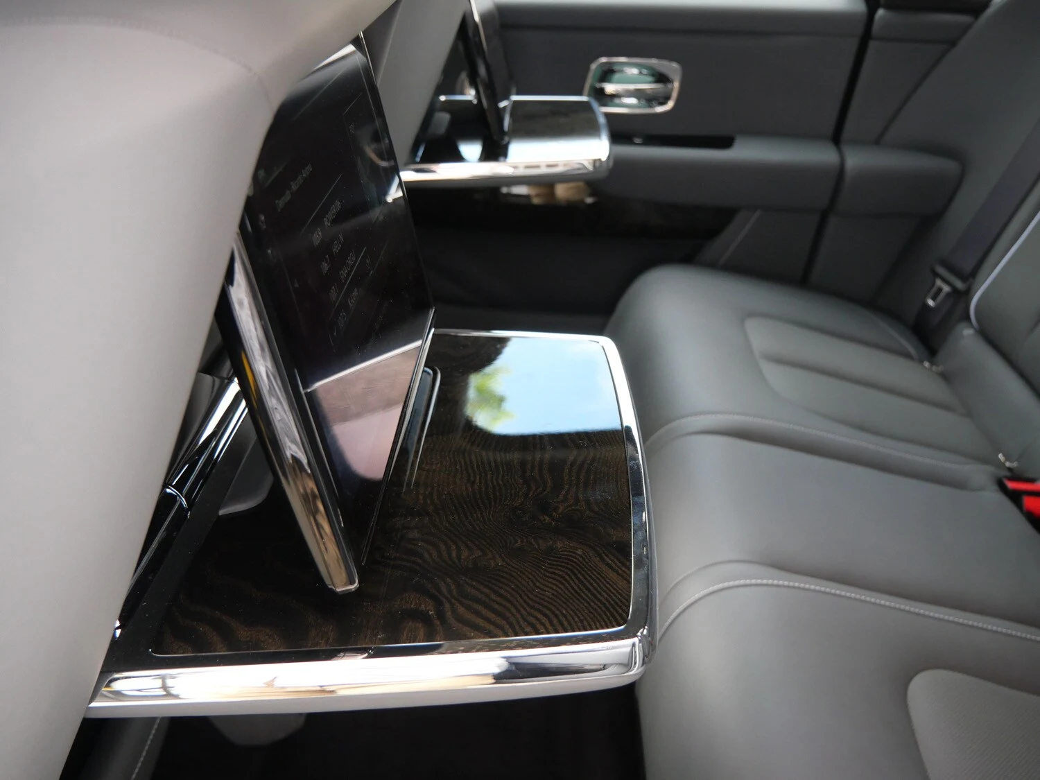 2024 Rolls-Royce Cullinan interior, door panel, Scivaro Gray