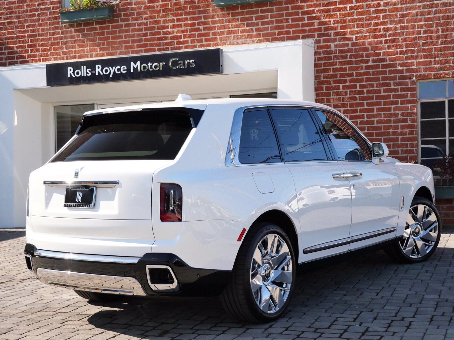 2025 Rolls-Royce Cullinan, rear three-quarter view, White