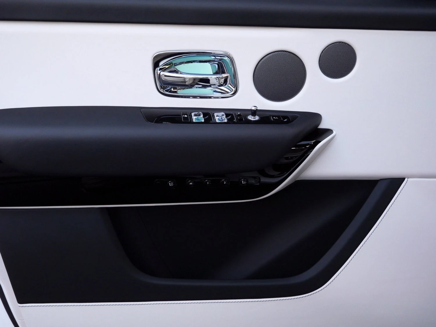 2025 Rolls-Royce Cullinan interior, door panel, Seashell