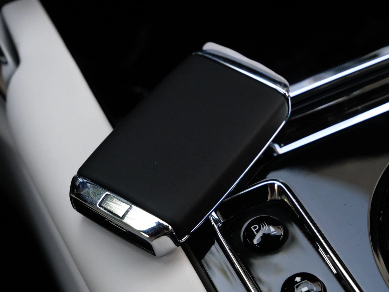 2025 Rolls-Royce Cullinan interior, center console, Seashell