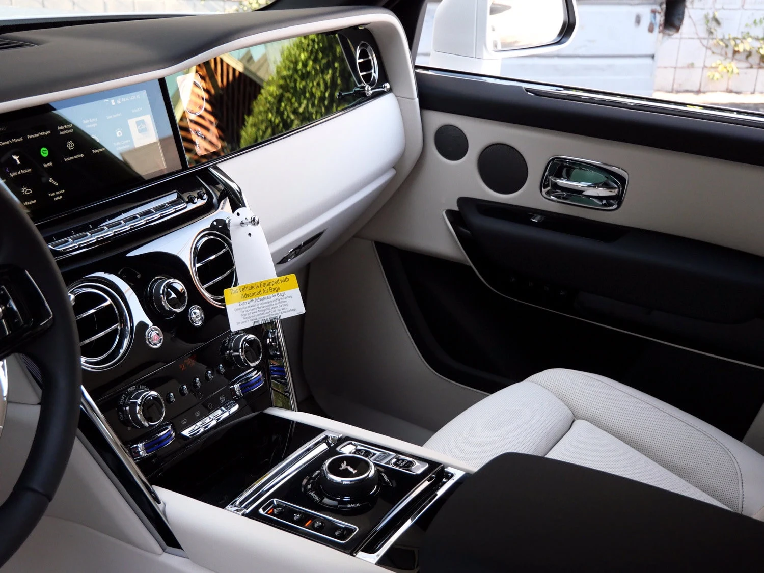 2025 Rolls-Royce Cullinan interior, Seashell