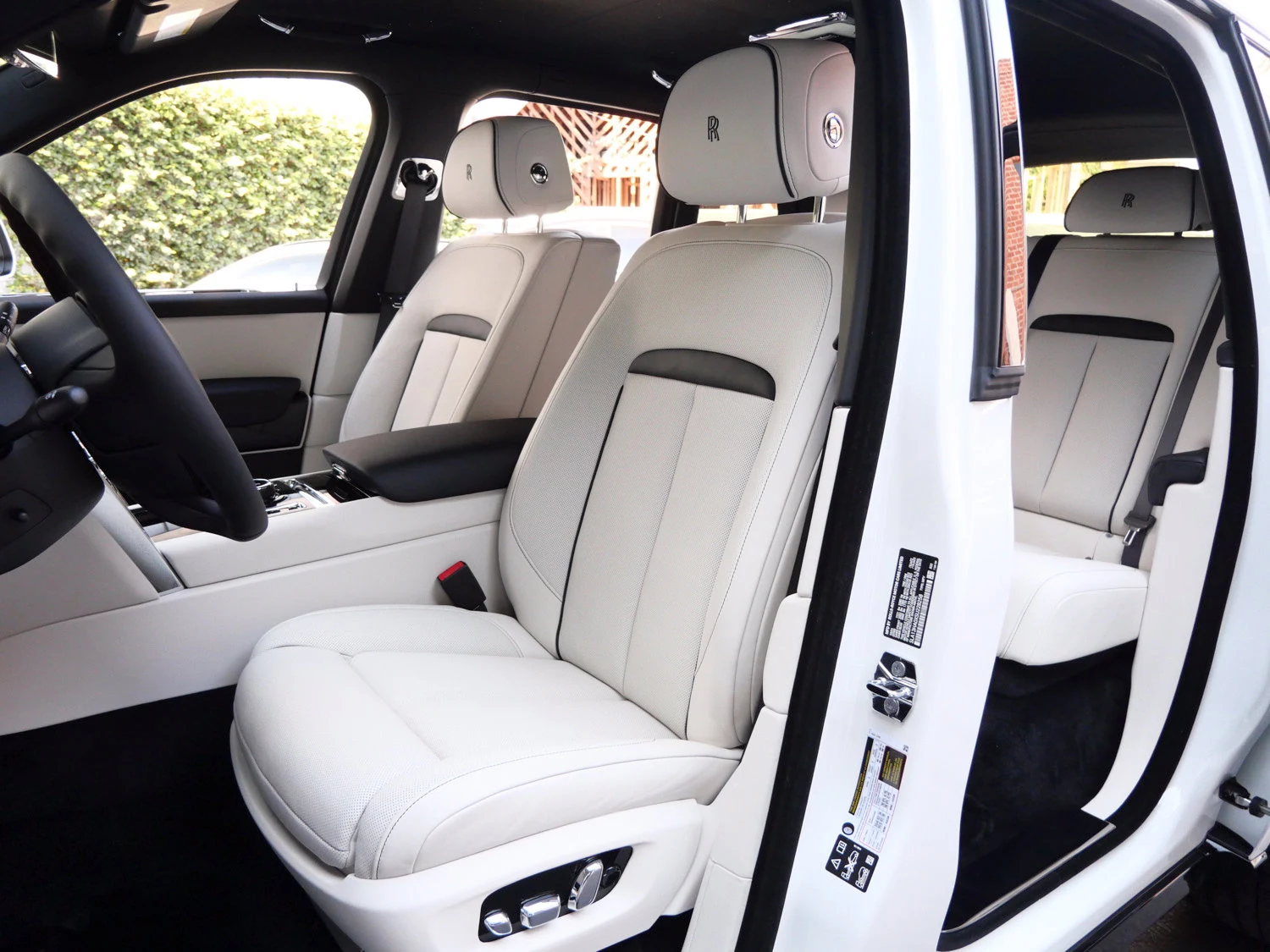 2025 Rolls-Royce Cullinan interior, seats, Seashell