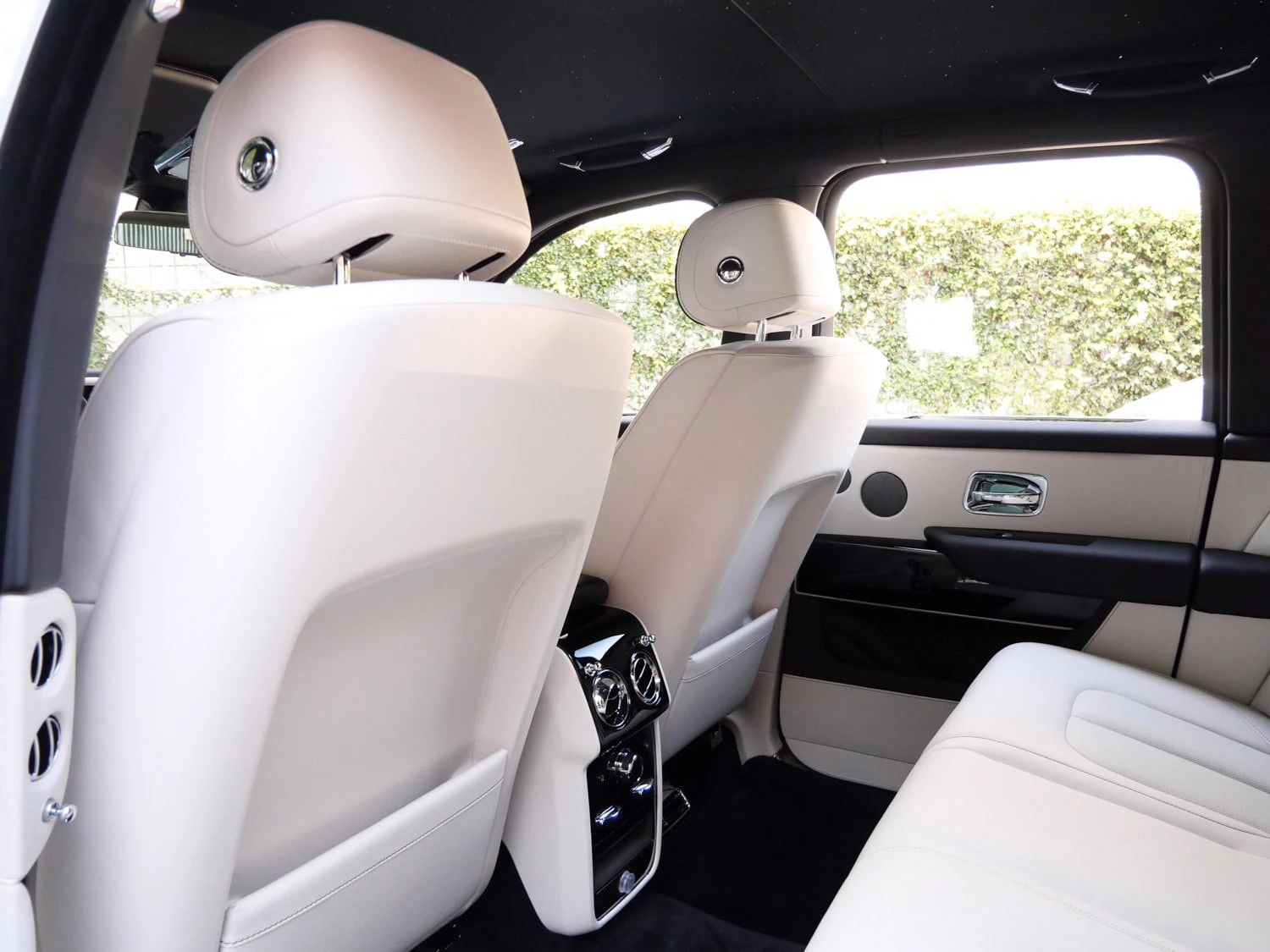 2025 Rolls-Royce Cullinan interior, seats, Seashell