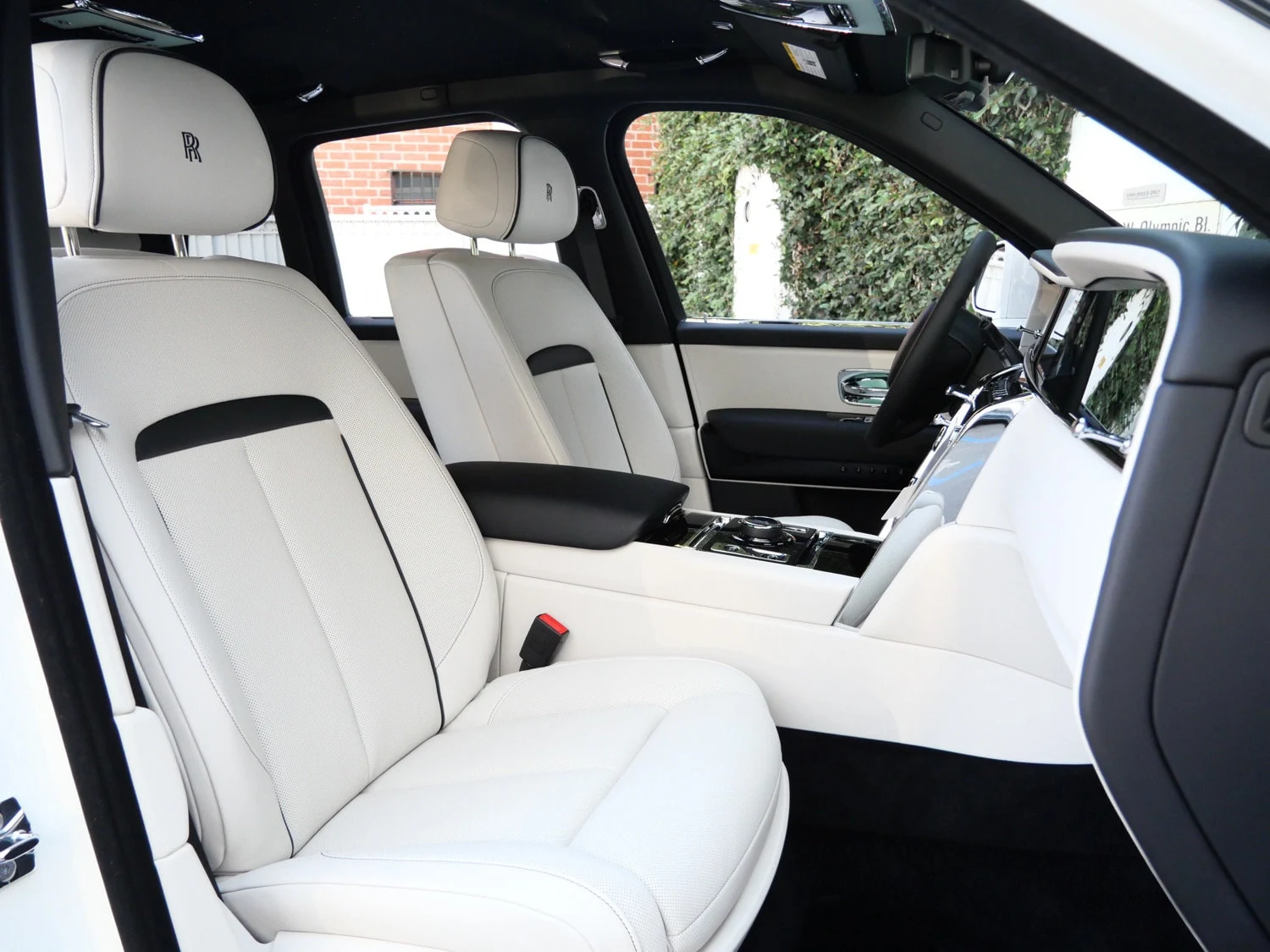 2025 Rolls-Royce Cullinan interior, seats, Seashell