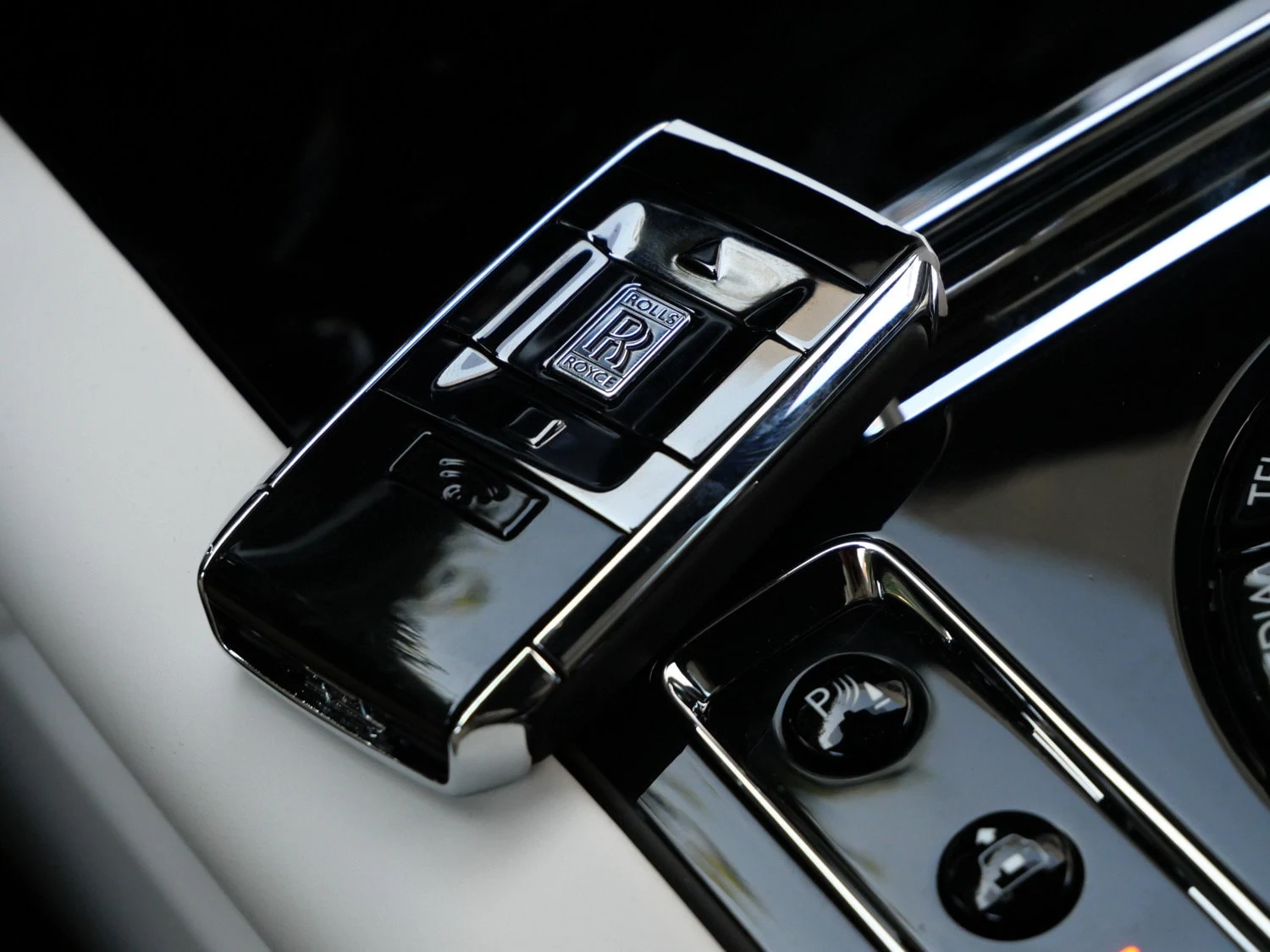 2025 Rolls-Royce Cullinan interior, center console, Seashell