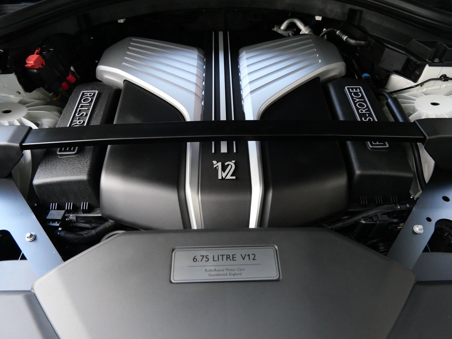 2025 Rolls-Royce Cullinan engine
