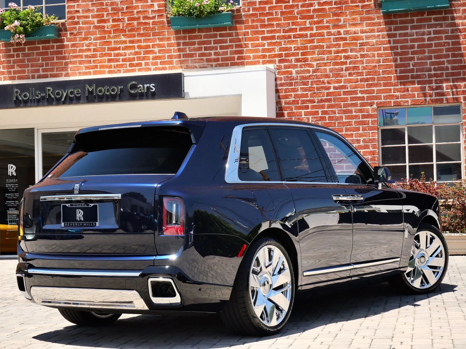 2027 Rolls-Royce Cullinan, rear three-quarter view, Blue