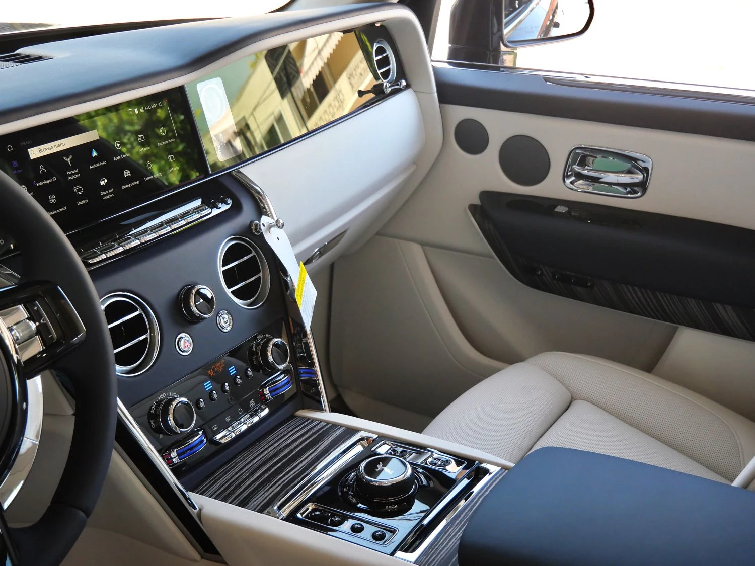 2027 Rolls-Royce Cullinan interior, Seashell