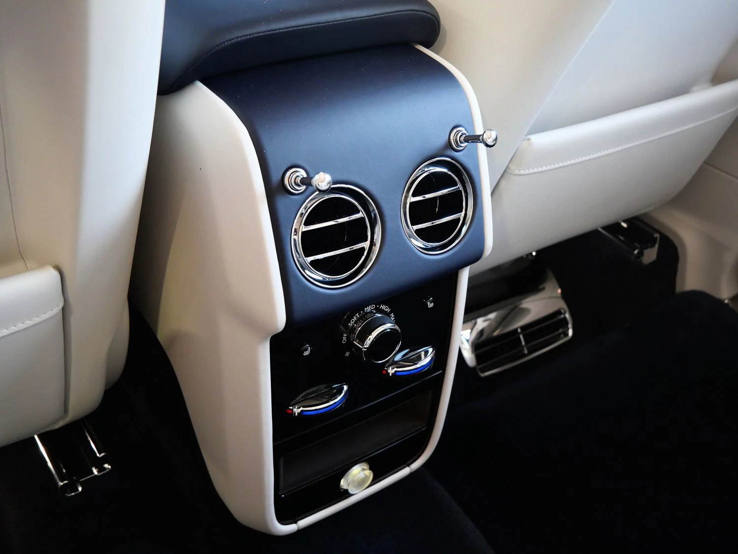 2027 Rolls-Royce Cullinan interior, Seashell