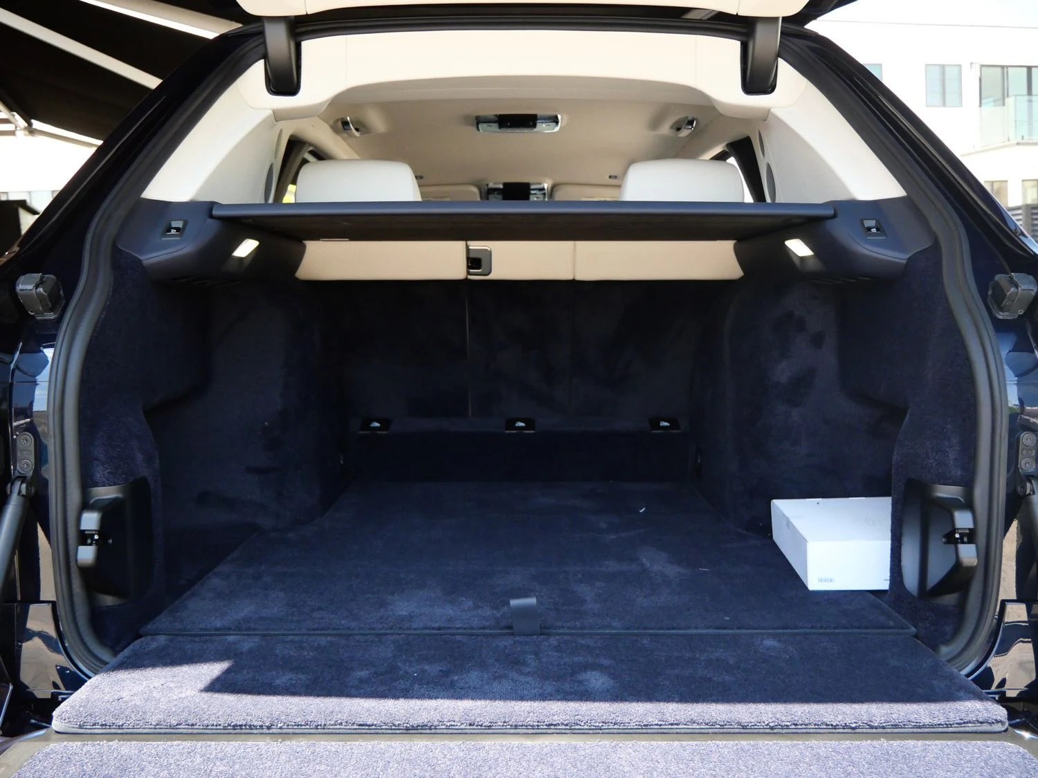 2027 Rolls-Royce Cullinan trunk
