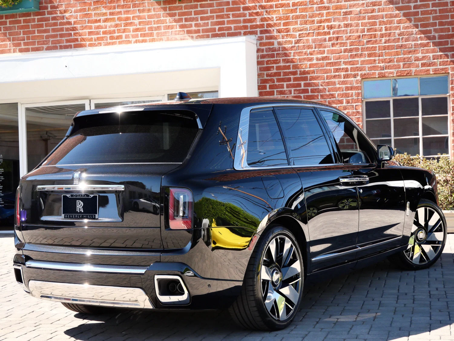 2027 Rolls-Royce Cullinan, rear three-quarter view, Black