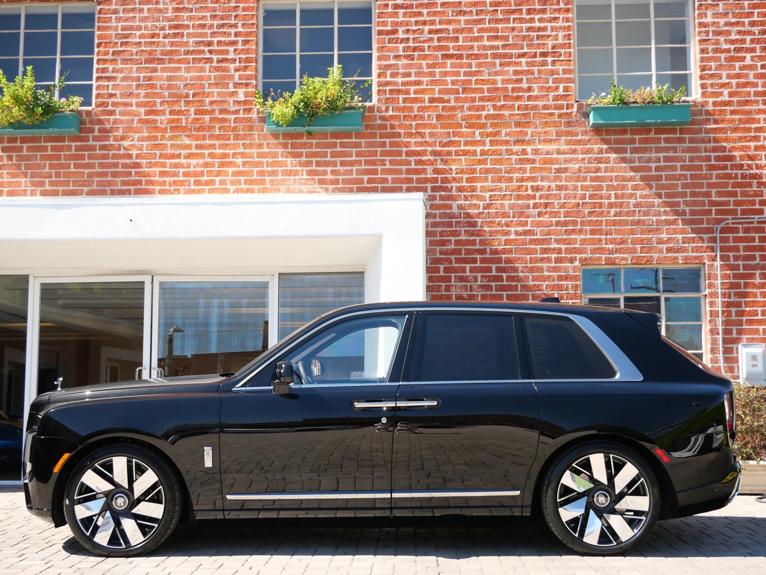 2027 Rolls-Royce Cullinan for sale, exterior, Black