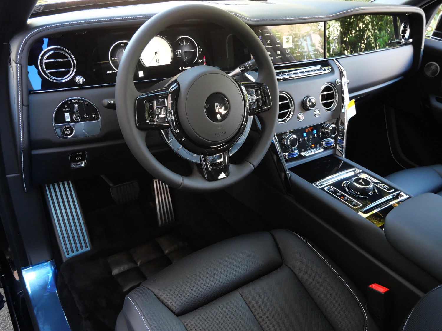 2027 Rolls-Royce Cullinan interior, dashboard, Black