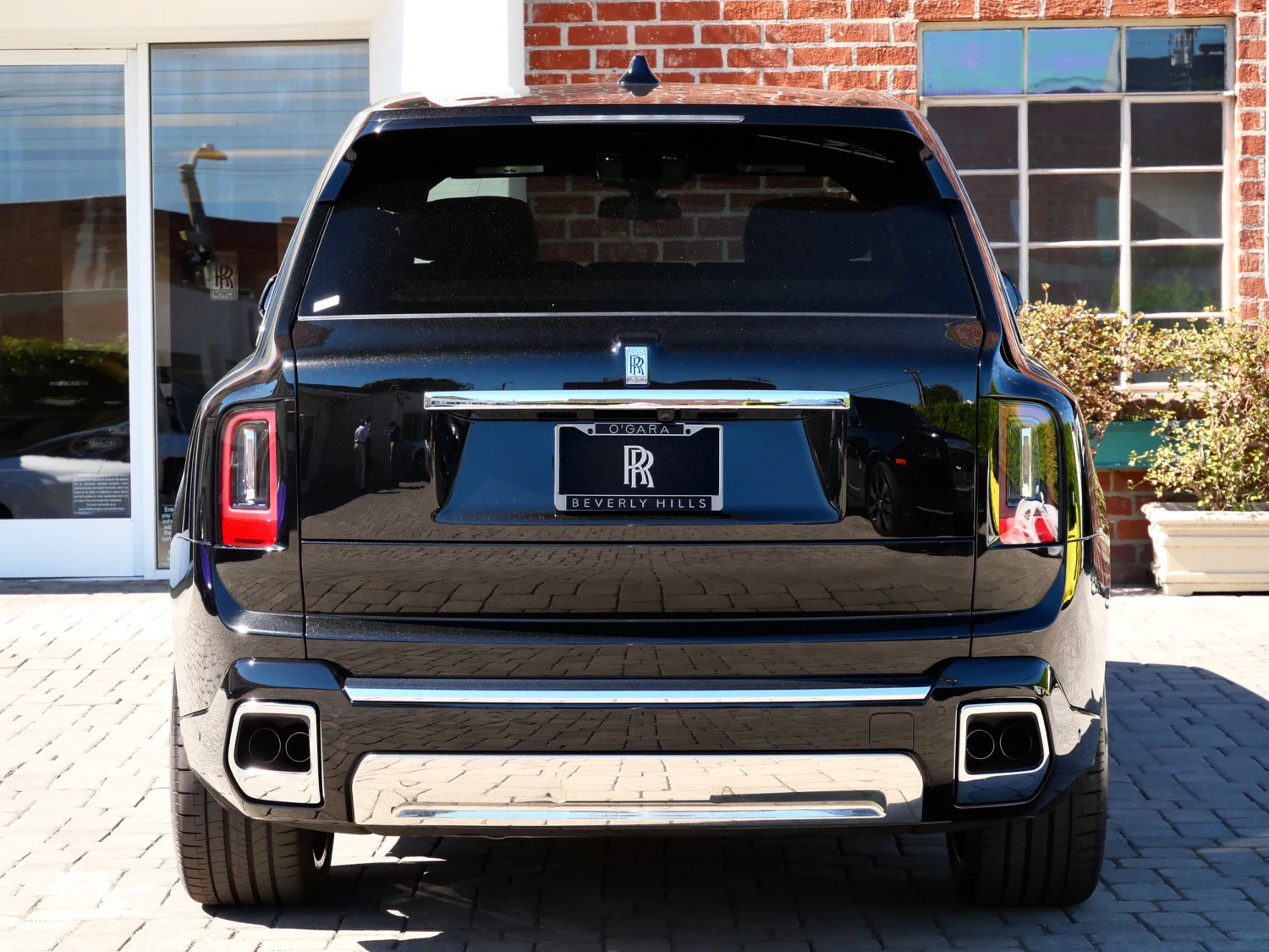 2027 Rolls-Royce Cullinan, rear three-quarter view, Black