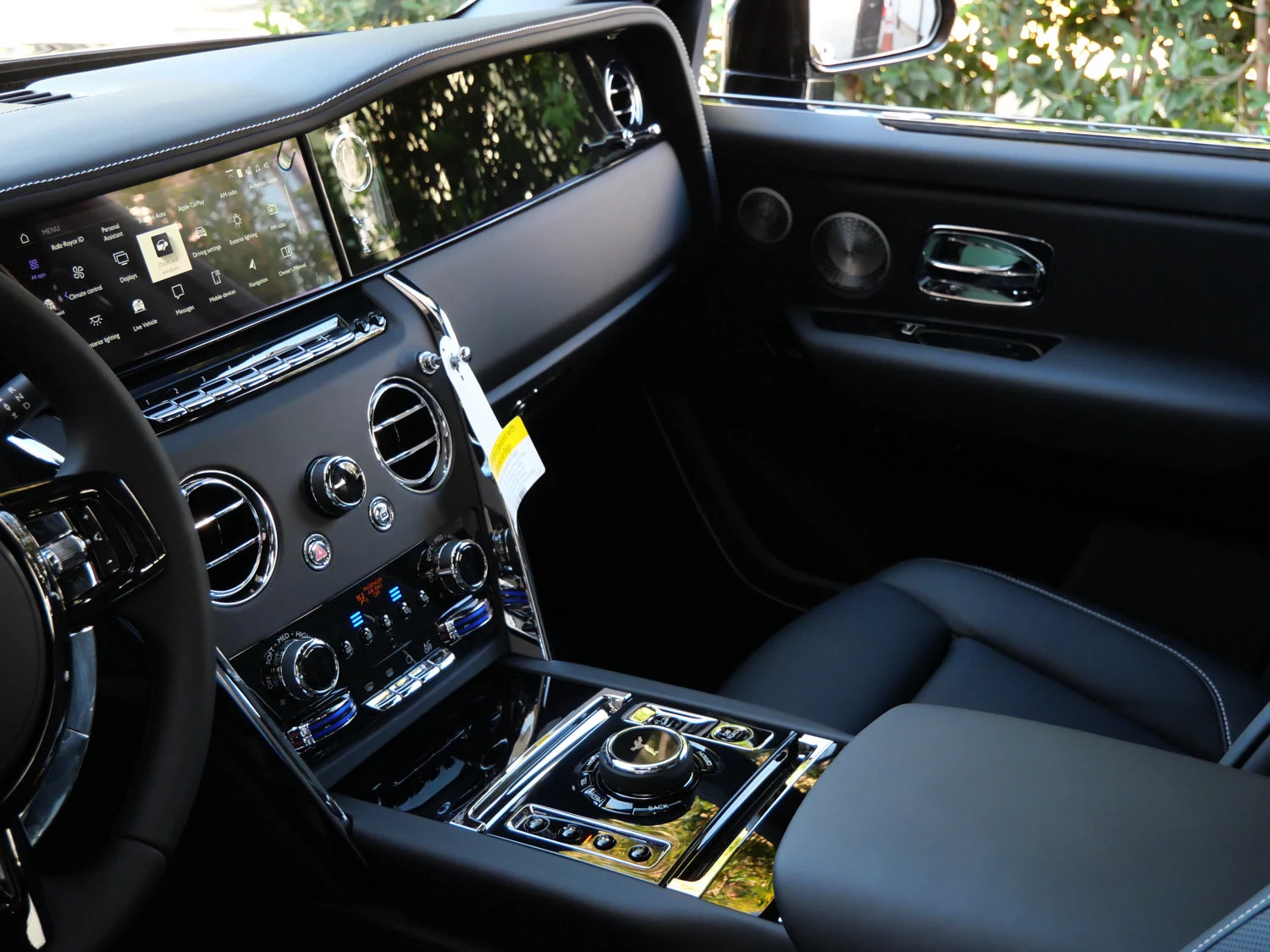 2027 Rolls-Royce Cullinan interior, Black