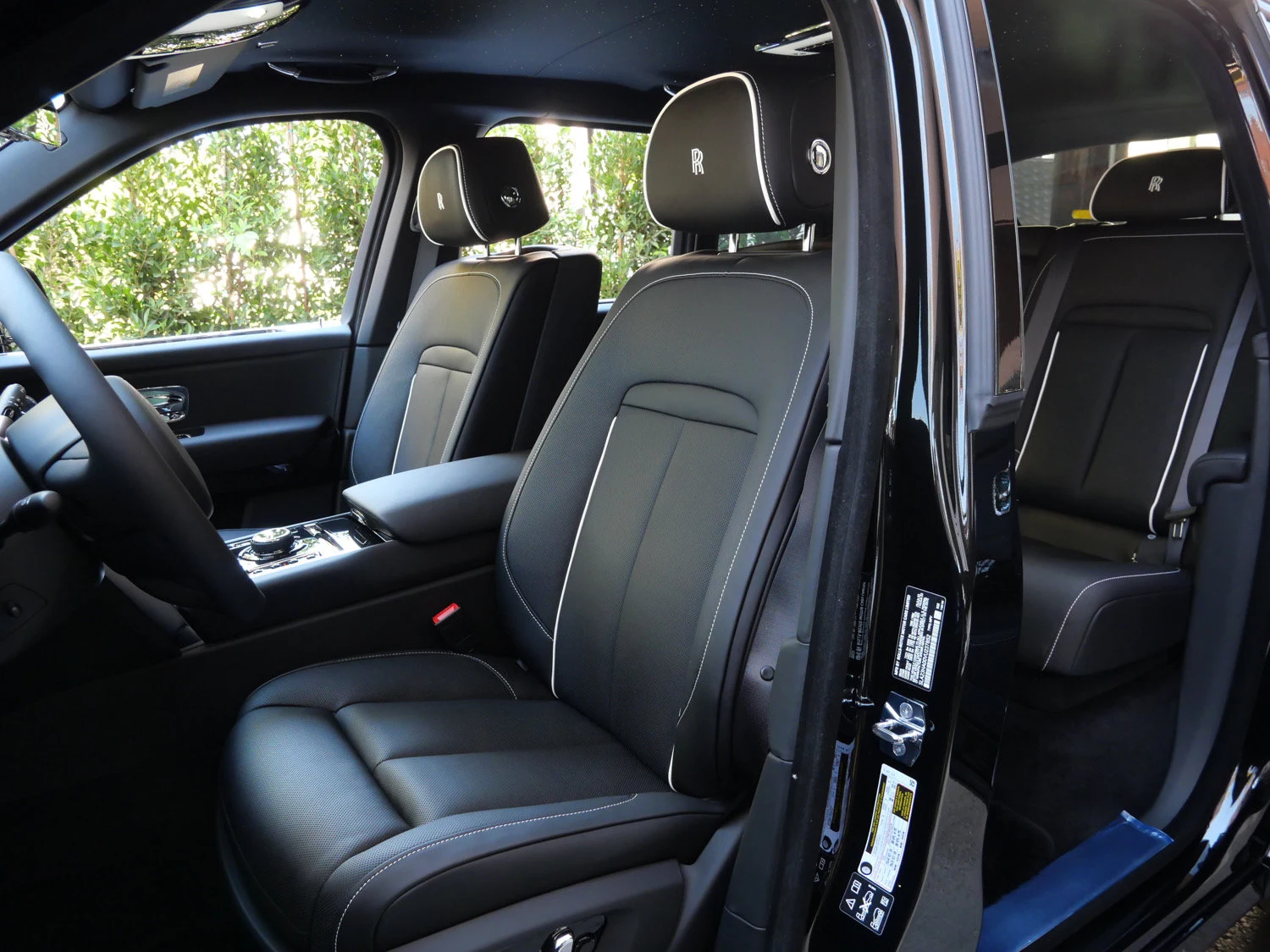 2027 Rolls-Royce Cullinan interior, seats, Black