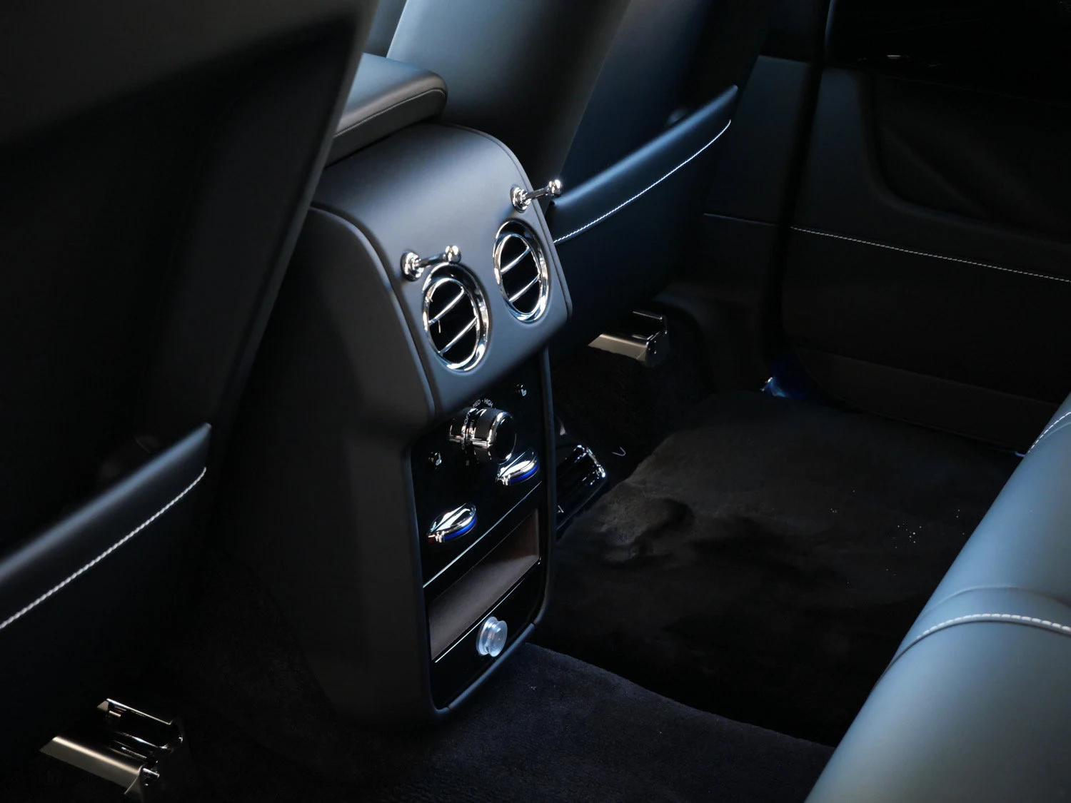 2027 Rolls-Royce Cullinan interior, Black