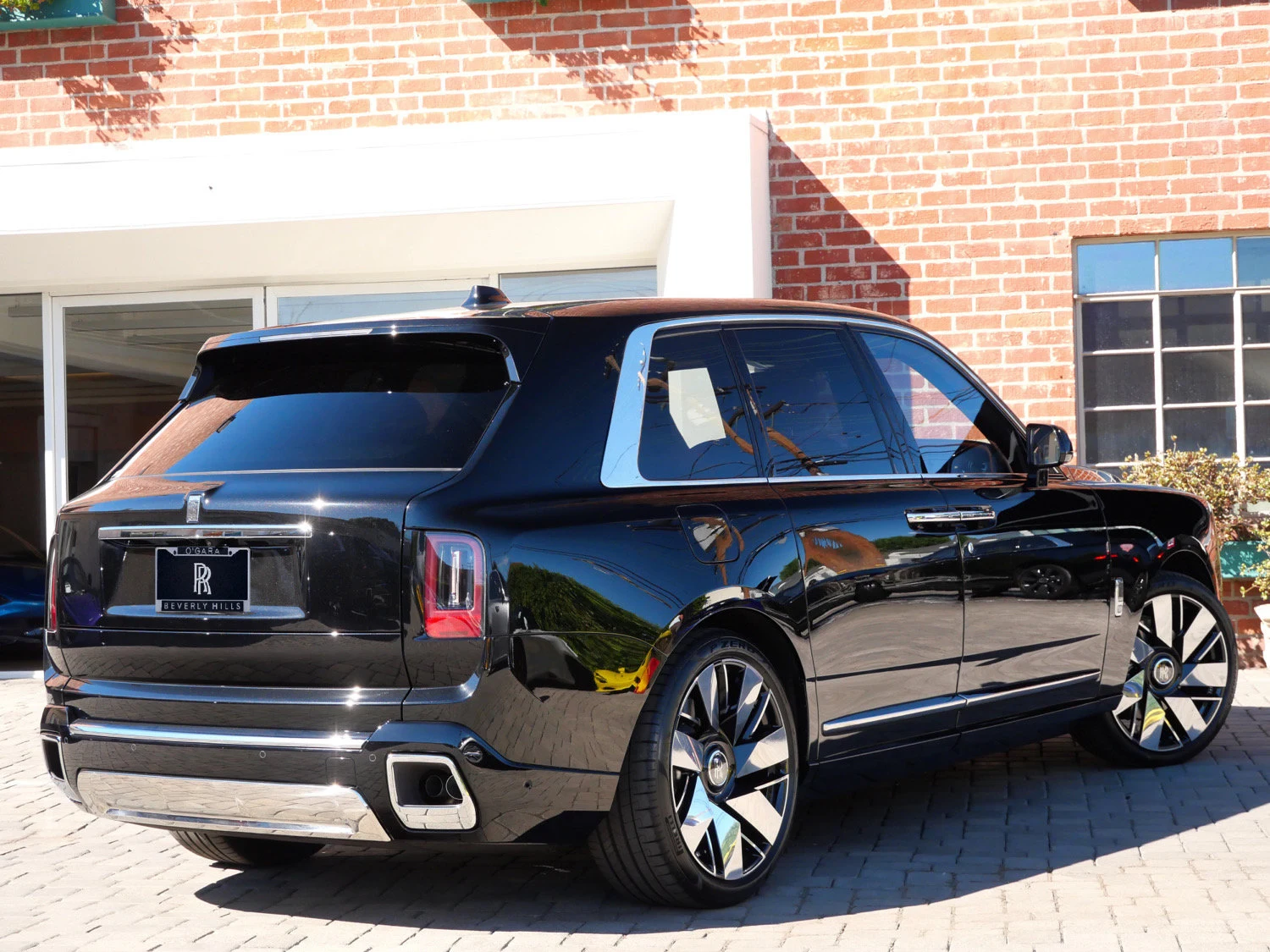 2027 Rolls-Royce Cullinan, rear three-quarter view, Black