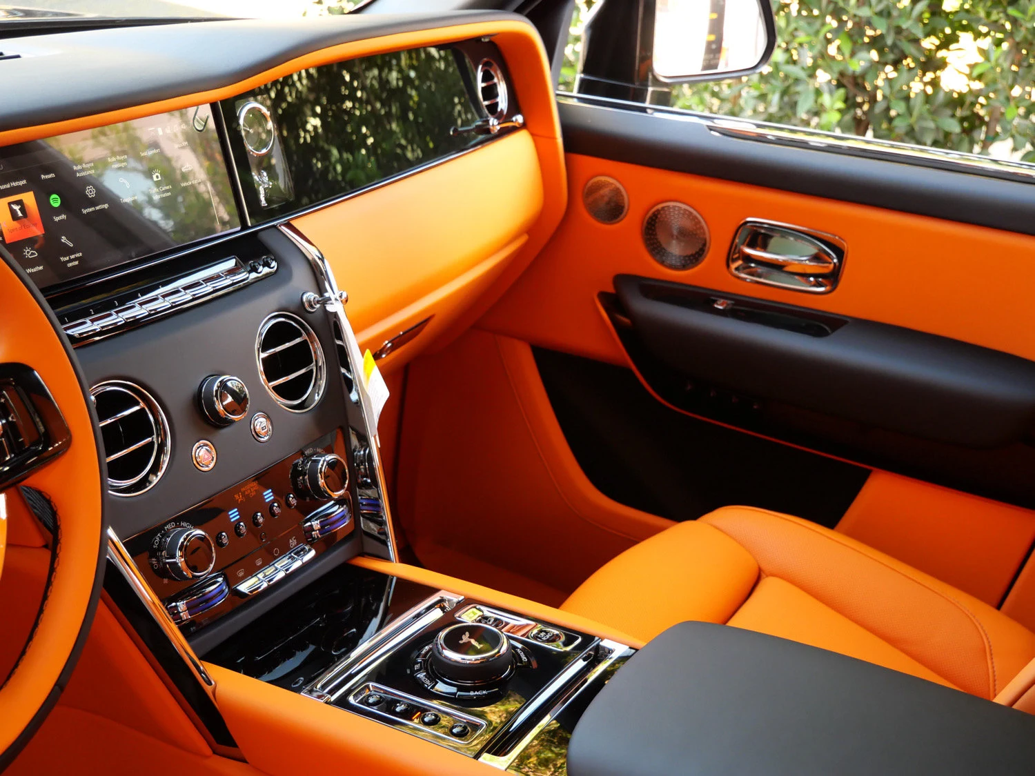 2027 Rolls-Royce Cullinan interior, Mandarin
