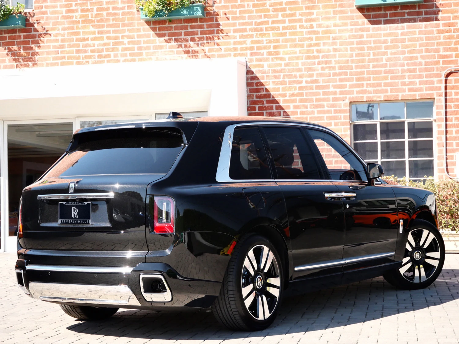 2027 Rolls-Royce Cullinan, rear three-quarter view, Black