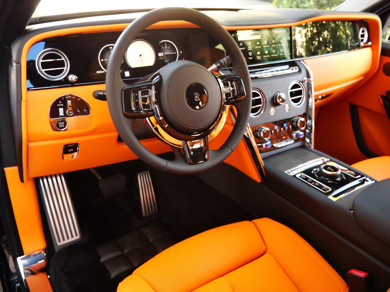 2027 Rolls-Royce Cullinan interior, dashboard, Mandarin