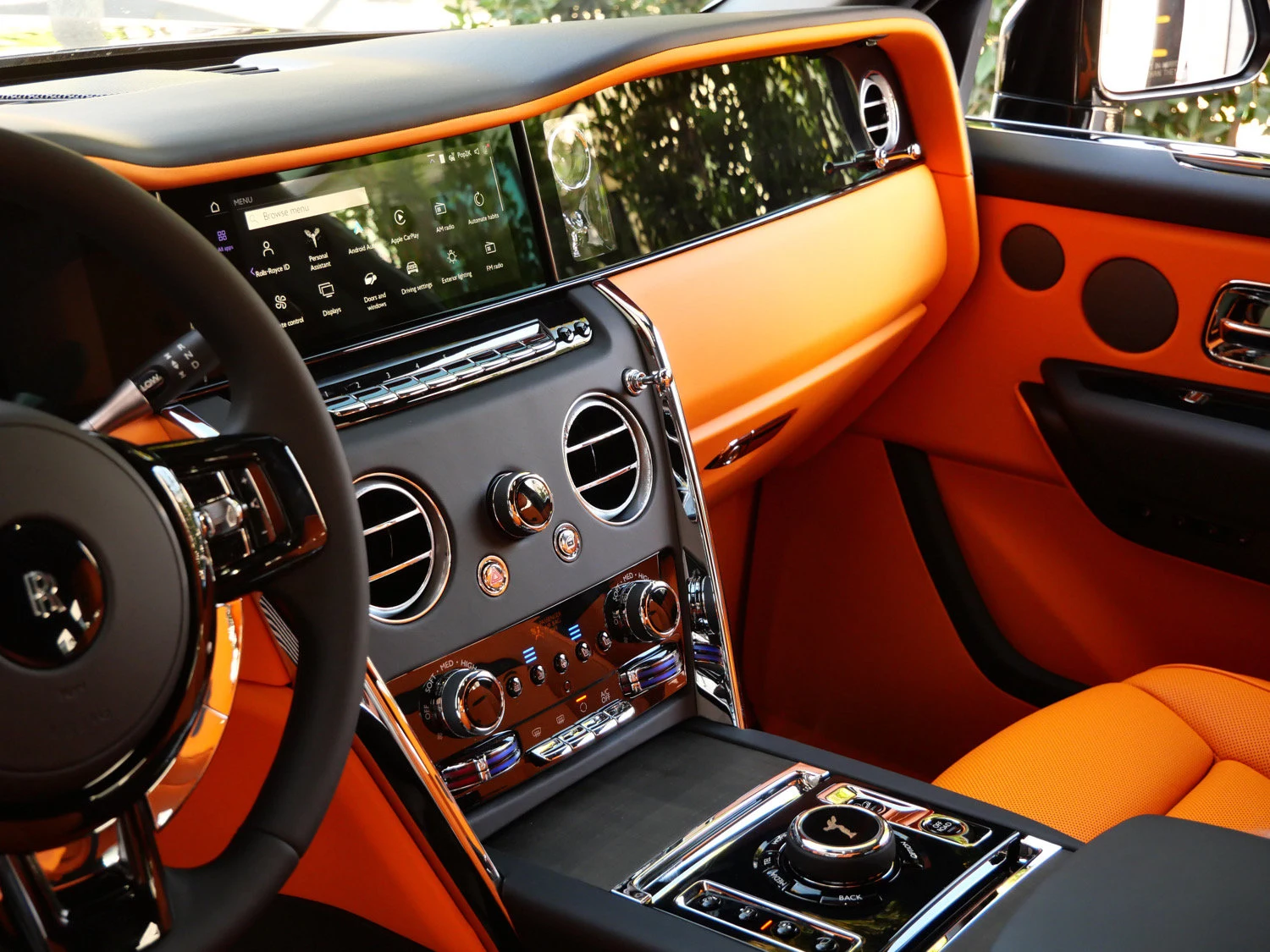 2027 Rolls-Royce Cullinan interior, dashboard, Mandarin