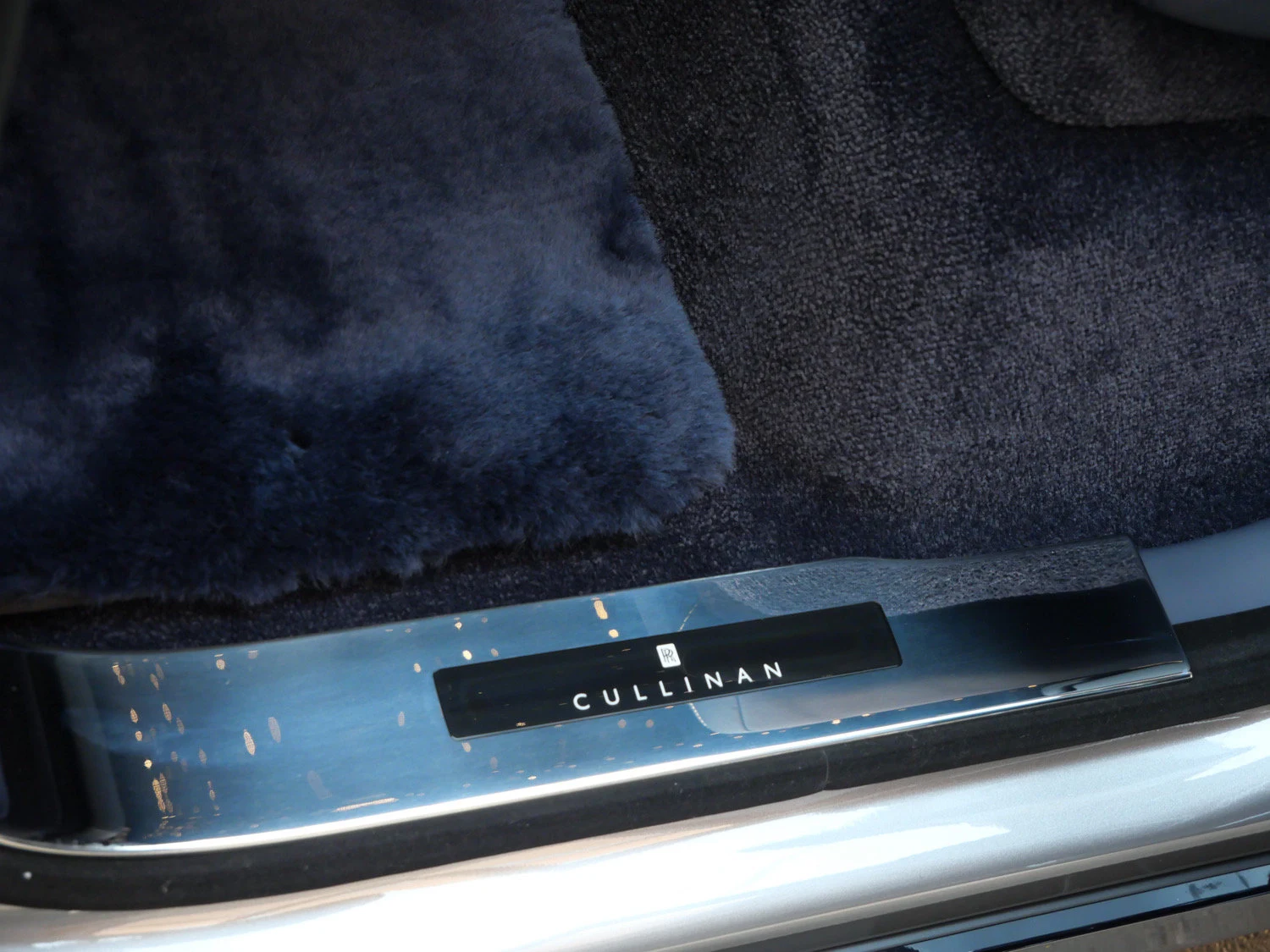 2027 Rolls-Royce Cullinan interior, door sill, Navy Blue