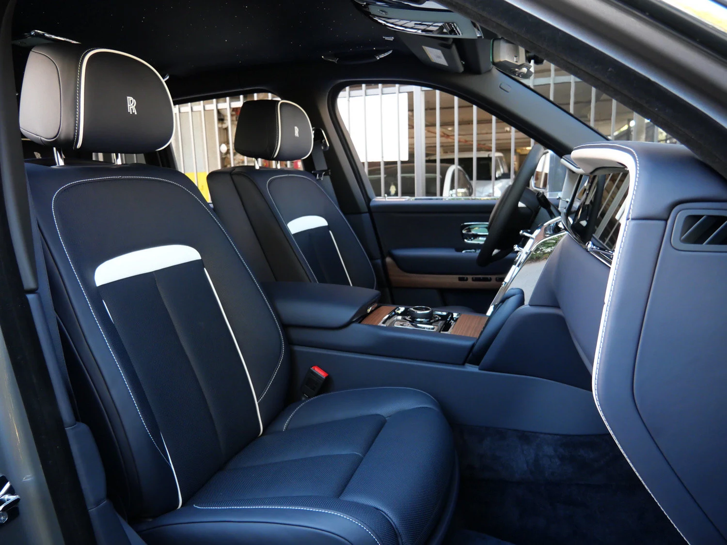 2027 Rolls-Royce Cullinan interior, seats, Navy Blue