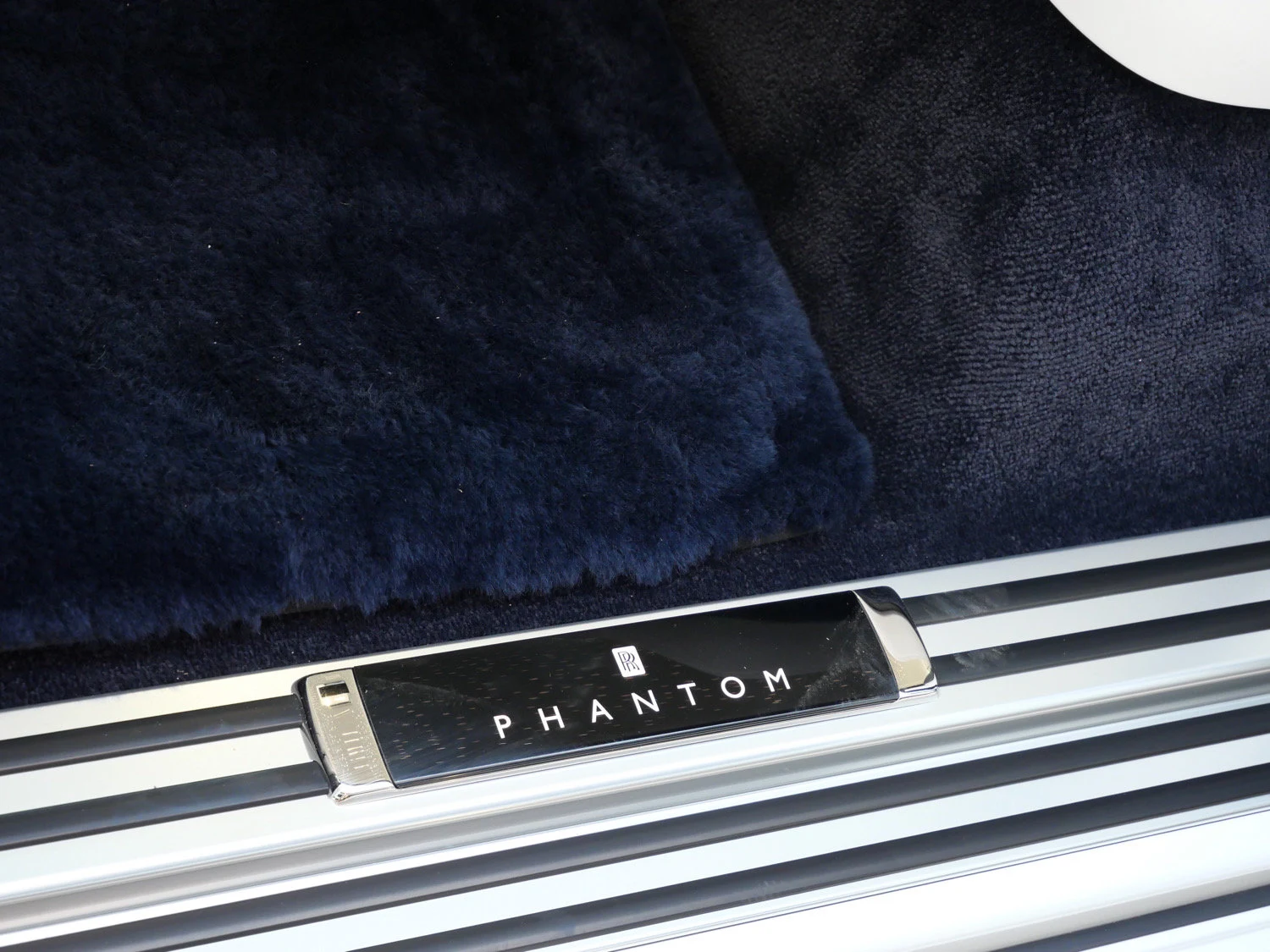 2027 Rolls-Royce Phantom interior, door sill, Grace White / Navy Blue