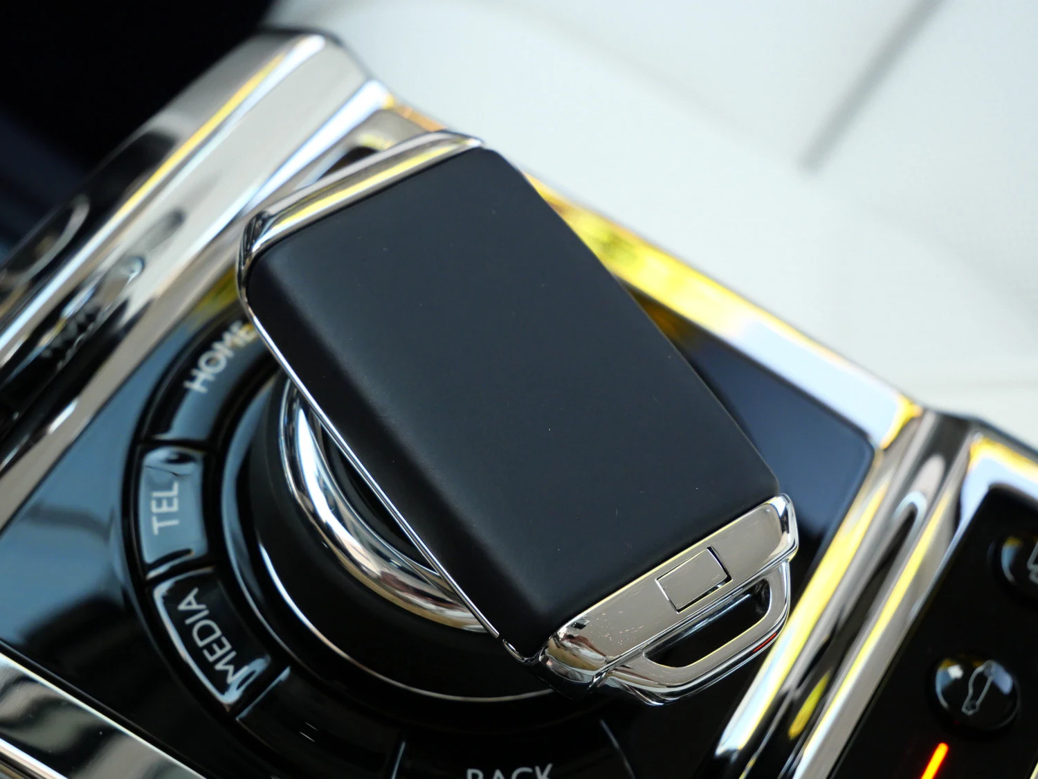 2027 Rolls-Royce Phantom interior, Grace White / Navy Blue